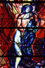 France, Moselle (57), Metz, la cathédrale Saint-Etienne, vitraux du déambulatoire nord avec pour sujets des épisodes de l’Ancien Testament (Livre de la Genèse 32, 25-28) par Marc Chagall (XXe siècle) réalisés par l’atelier Simon-Marq à Reims (droits réservés)