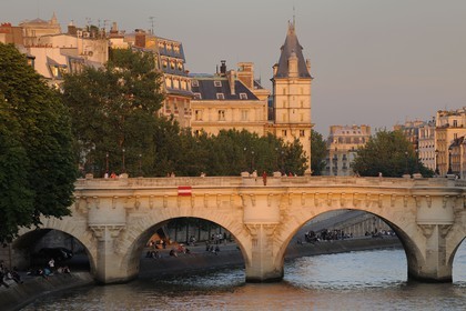France, Paris (75), les rives de la Seine, classées Patrimoine Mondial de l'UNESCO, le Pont Neuf et le quai des Orfèvres