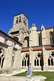 France, Haute-Loire (43), Parc naturel régional Livradois-Forez, abbaye de La Chaise-Dieu, le frère Jean Matthias Helluy de la confrérie de Saint-Jean qui est aussi tailleur de pierre dans le cloitre accolé à l'église abbatiale
