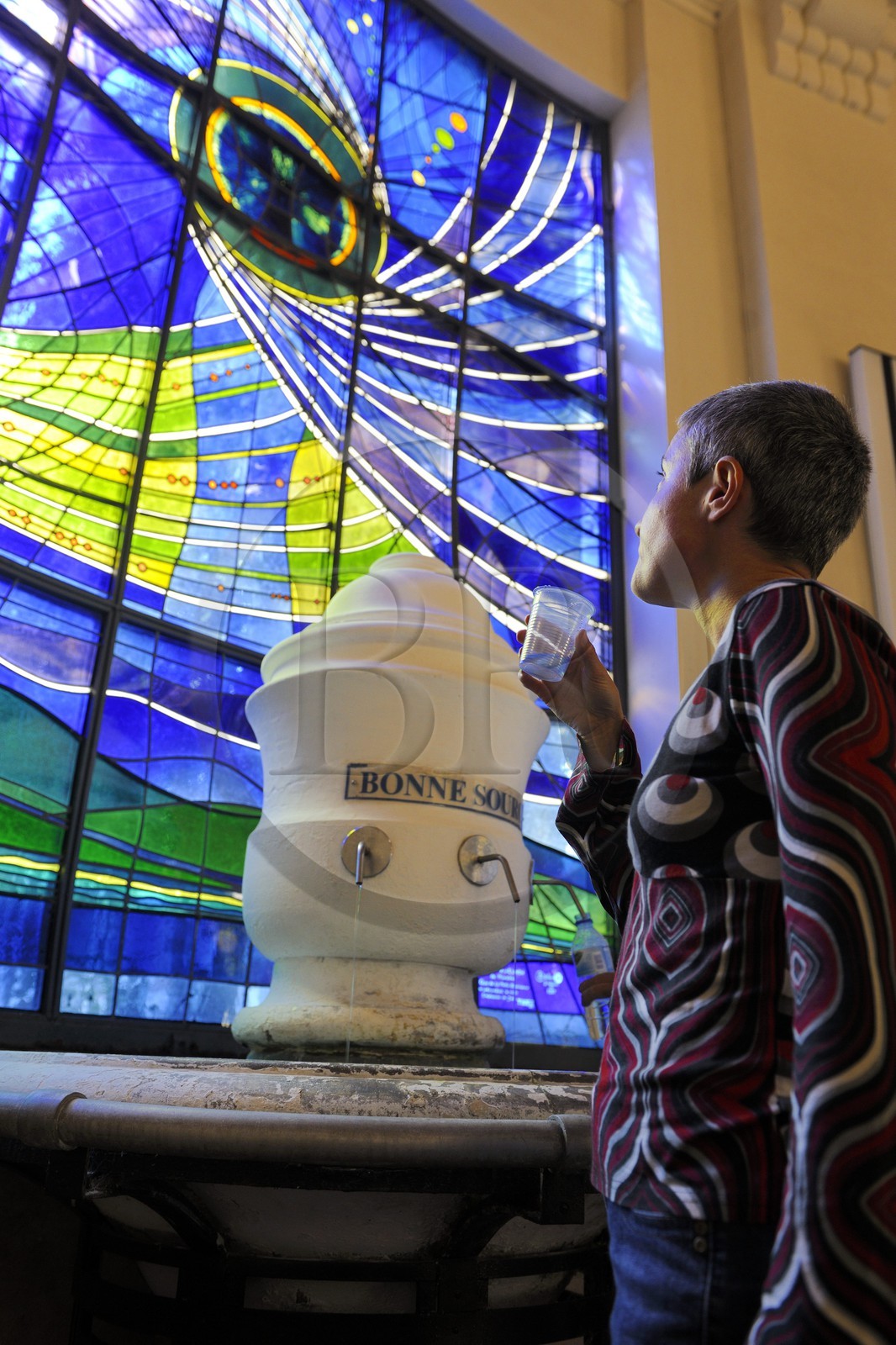 France, Vosges (88), Station thermale de Vittel, dégustation d'eau à la source Hépar