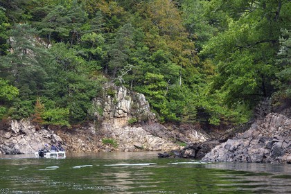France, Cantal (15), Gorges de la Truyère, Chaliers, pêcheurs à la ligne sur la rivière Truyère en amont du viaduc de Garabit