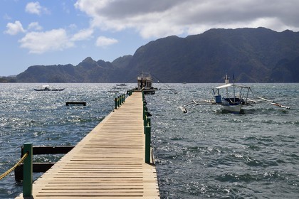 Philippines, Calamian Islands dans le nord de Palawan, Uson Island dans la baie de Coron, village de Barangay Lajala, sur la jetée