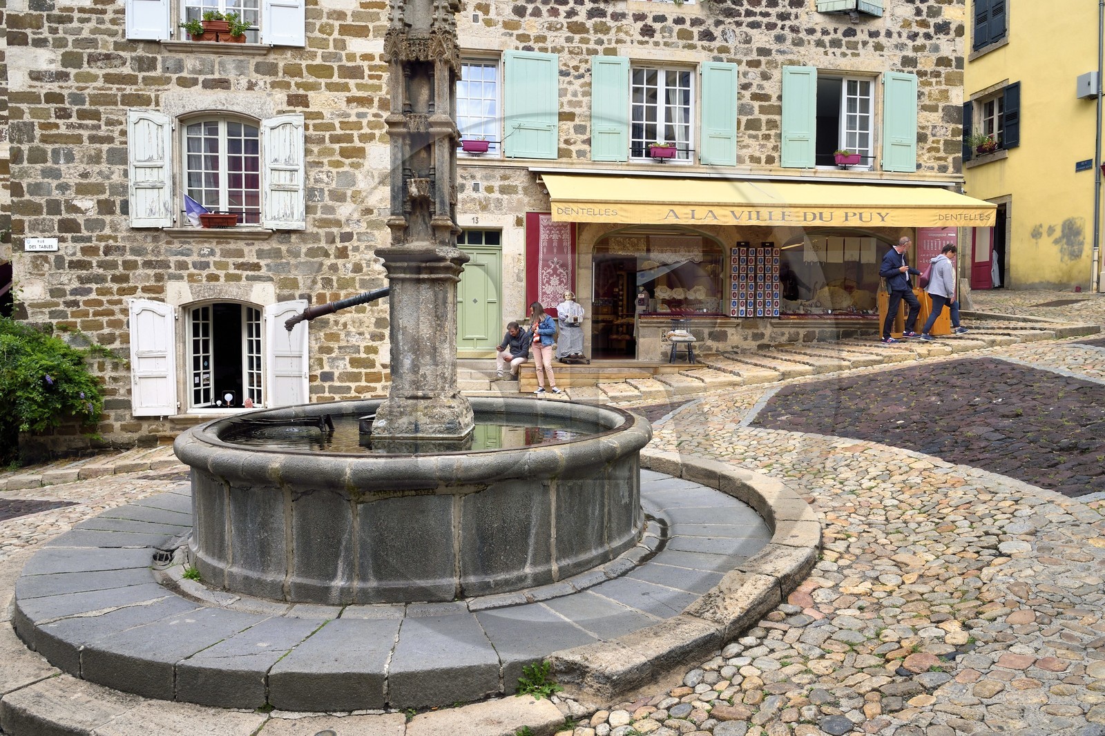France, Haute-Loire (43), Le Puy-en-Velay, étape classée Patrimoine Mondial de l'UNESCO dans le cadre des chemins de Compostelle, fontaine de la rue des Tables menant à la cathédrale Notre-Dame-de-l'Annonciation et dont les marches sont taillées pour les pas des ânes