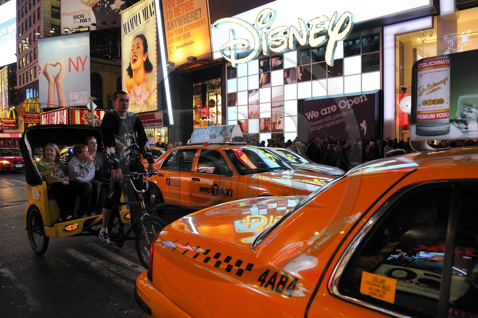 Etats-Unis, New York, Manhattan, Theater district sur Broadway, taxi jaune à Times Square
