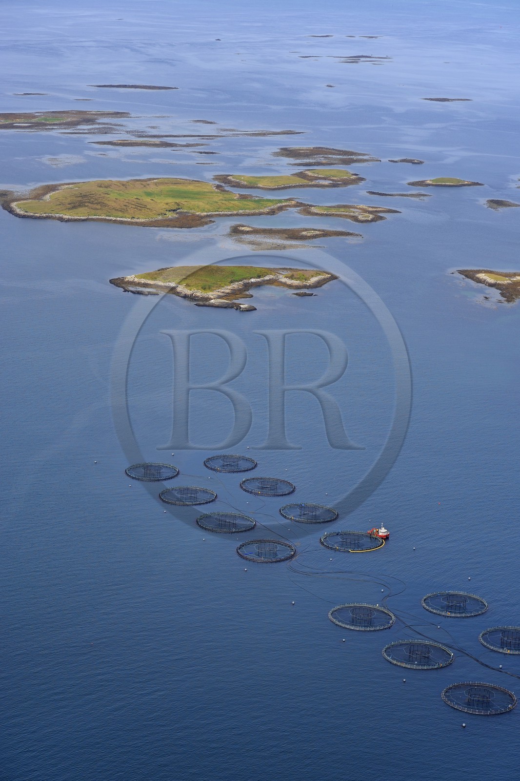 Royaume-Uni, Ecosse, Hébrides extérieures, Ile de North Uist recouvert d'une mosaïque de tourbières, basses collines et lochs, pisciculture en mer vers Hermetray (vue aérienne)