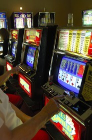 Italie, croisière à bord du Silvershadow de la compagnie Silversea, le casino, machine à sous