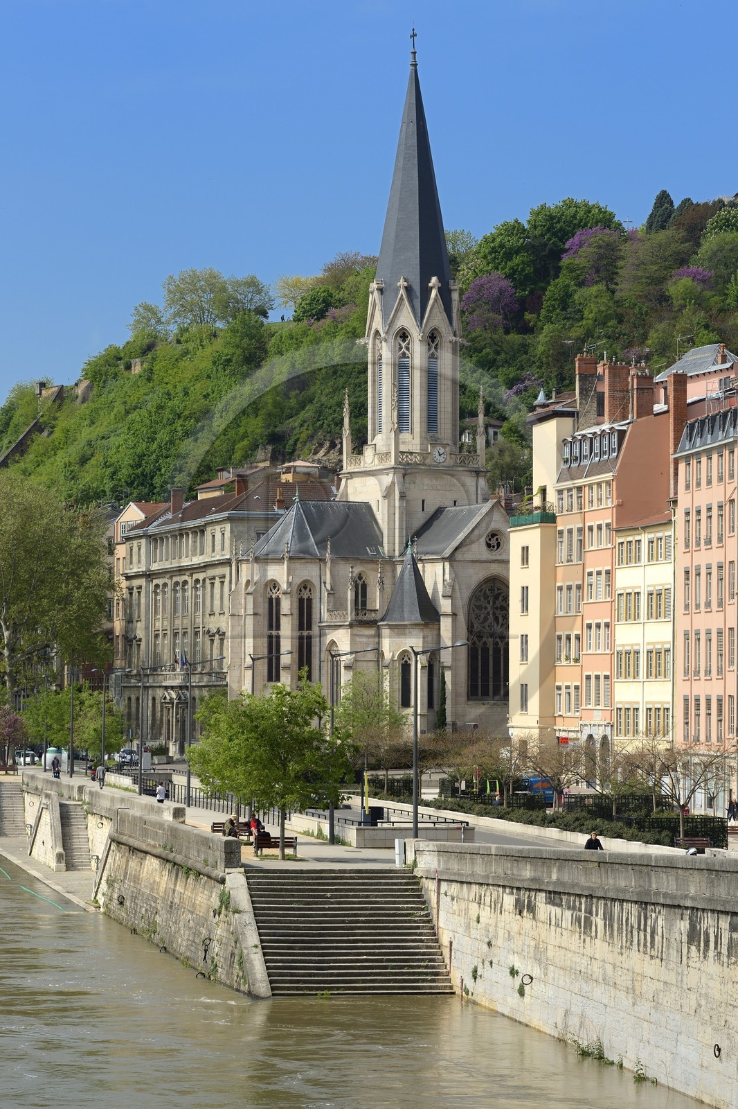 France, Rhône (69), Lyon, site historique classé Patrimoine Mondial de l'UNESCO, Vieux Lyon, Quai Fulchiron sur la Saône et église Saint Georges