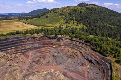 France, Puy-de-Dôme (63), Parc Naturel Régional des Volcans d'Auvergne, Chaine des Puys classée Patrimoine Mondial de l'UNESCO, Saint-Ours-les-Roches, volcan Lemptégy, ancienne carrière de pouzzolane devenue site pédagogique ouvert au public, les Puys Chopine et des Gouttes en arrière plan (vue aérienne)
