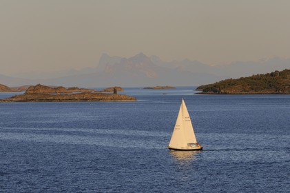 Norvège, Nordland, Iles Lofoten, petites iles au nord de Svolvaer à la sortie du Raftsundet