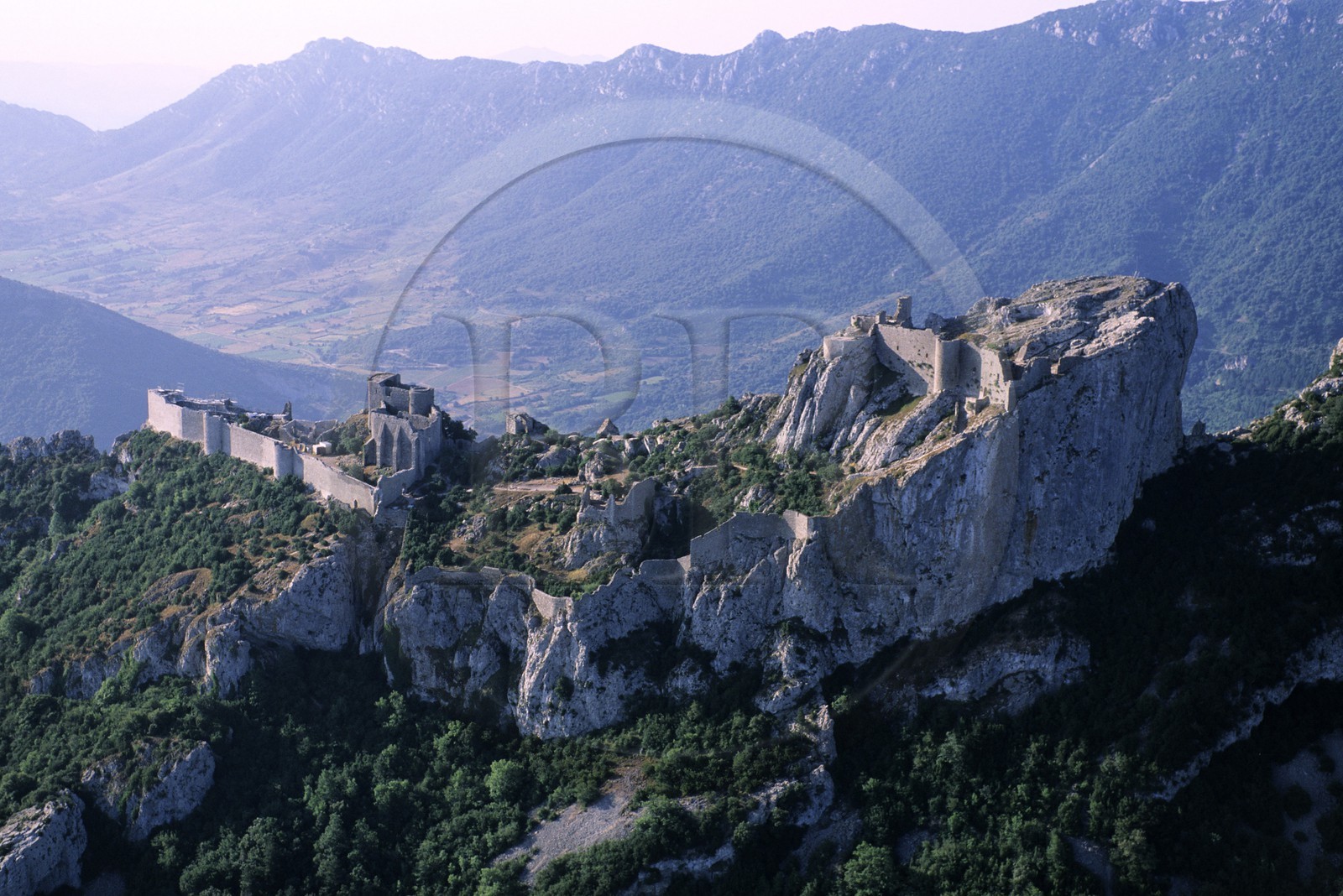 France, Aude (11), le château cathare de Peyrepertuse (vue aérienne)