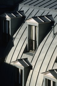 France, Paris (75), toit d'immeuble haussmannien en zinc