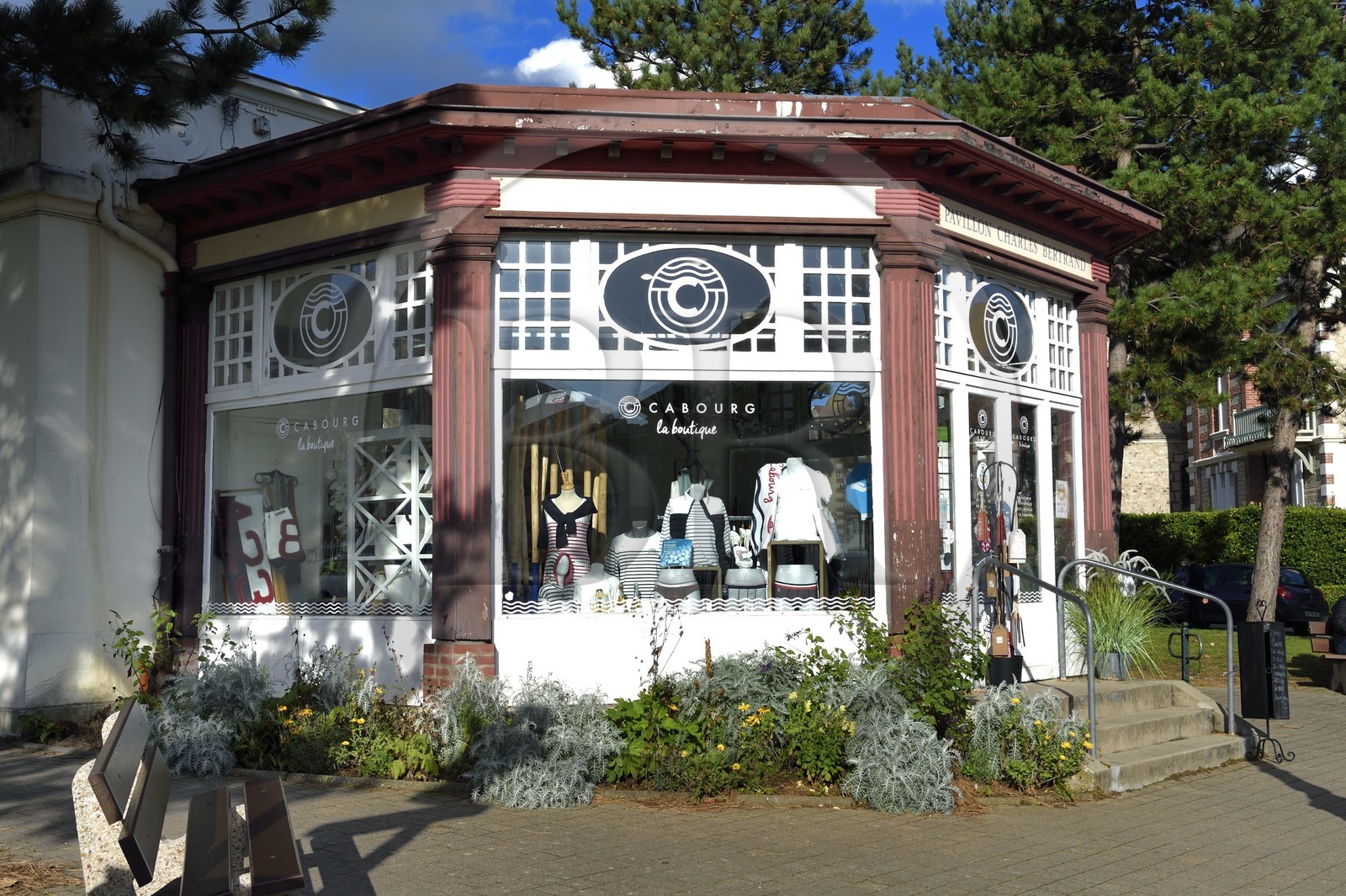 France, Calvados (14), Pays d'Auge, la côte Fleurie, Cabourg, Pavillon Charles Bertrand dans les Jardins du Casino, La Boutique pop-up store propose des produits regionaux et des souvenirs
