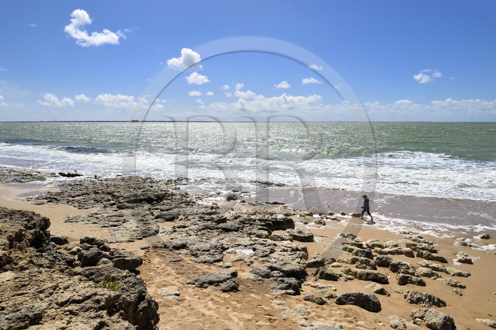 France, Charente-Maritime (17), Ile d'Aix, la Grande Plage qui s'étend sur plus d'un kilomètre et le Fort Boyard en arrière plan