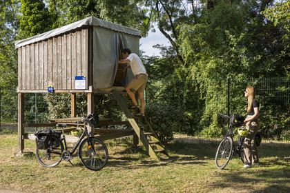 France, Maine-et-Loire (49), vallée de la Loire classée au Patrimoine Mondial par l'UNESCO, Saumur, Flower Camping l'Ile d'Offard, tente surélevée, hebergement destiné aux cyclistes