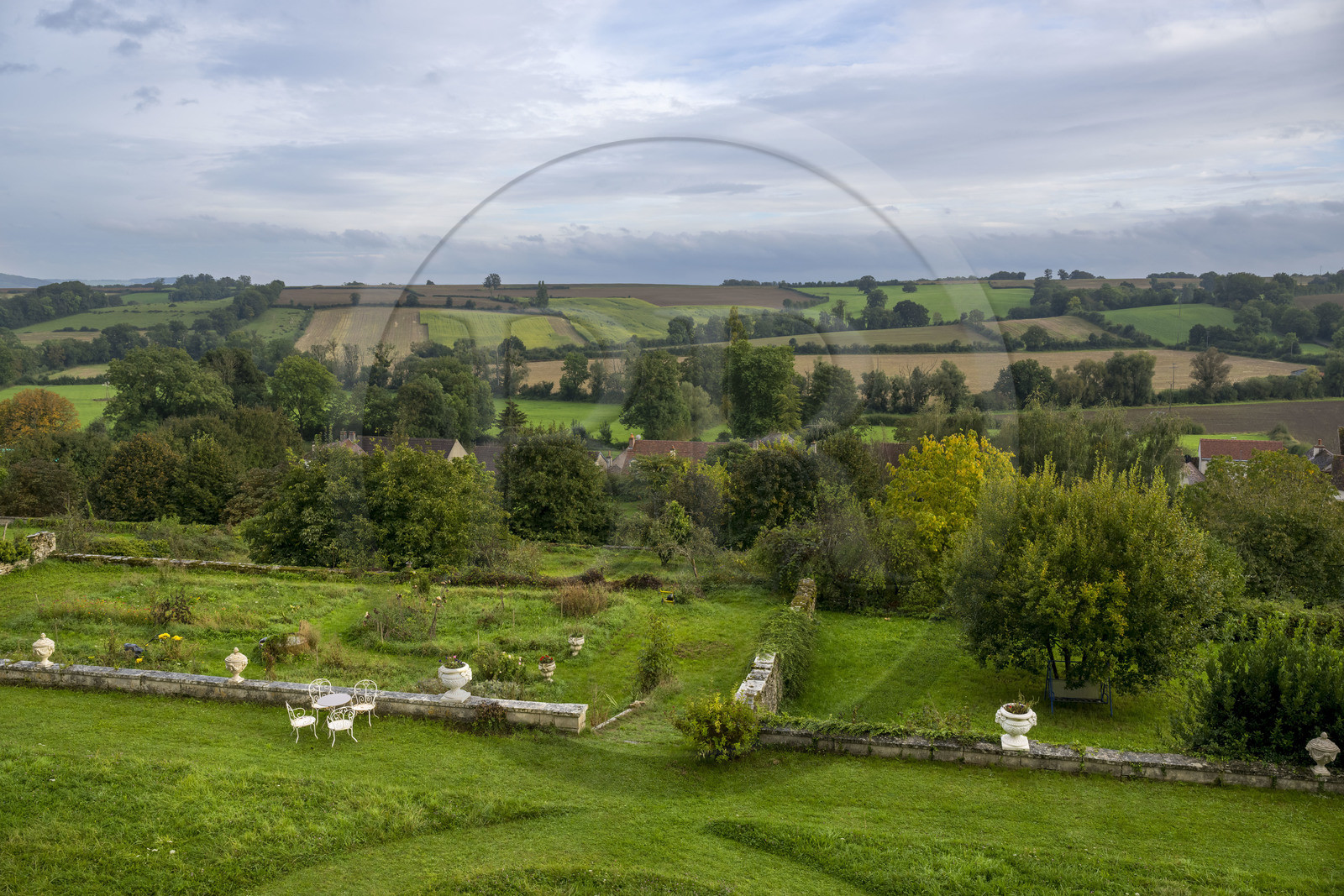 France, Côte-d'Or (21), Moutiers-Saint-Jean, abbaye Saint-Jean-de-Réome, les jardins et la campagne environnante