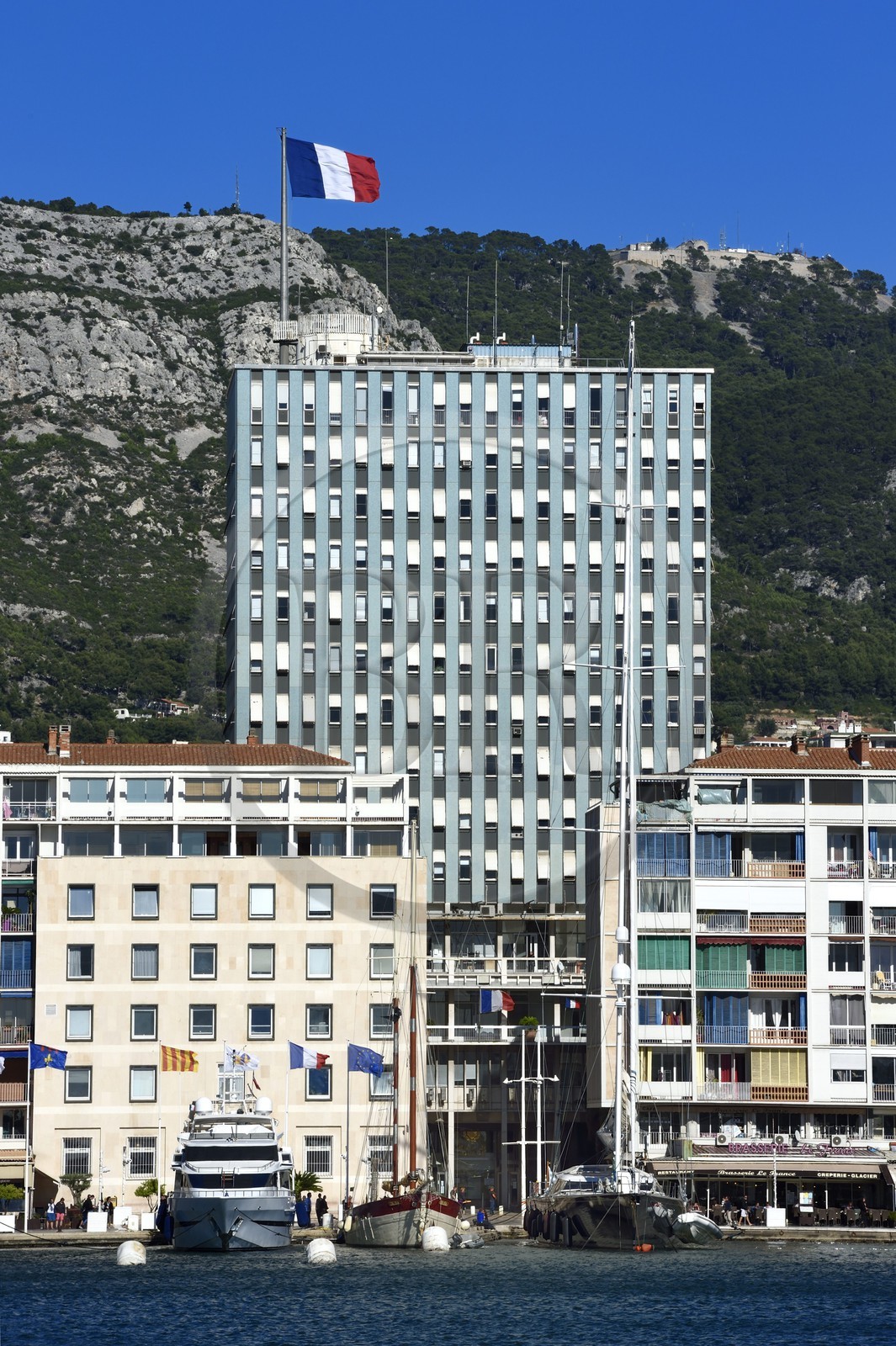 France, Var (83), Toulon, l'Hotel de Ville dominant le port