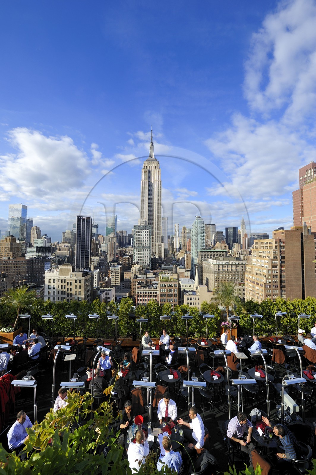 Etats-Unis, New York, Manhattan, Midtown, terrasse du café branché Le 230 sur la 5ème Avenue et l'Empire State Building