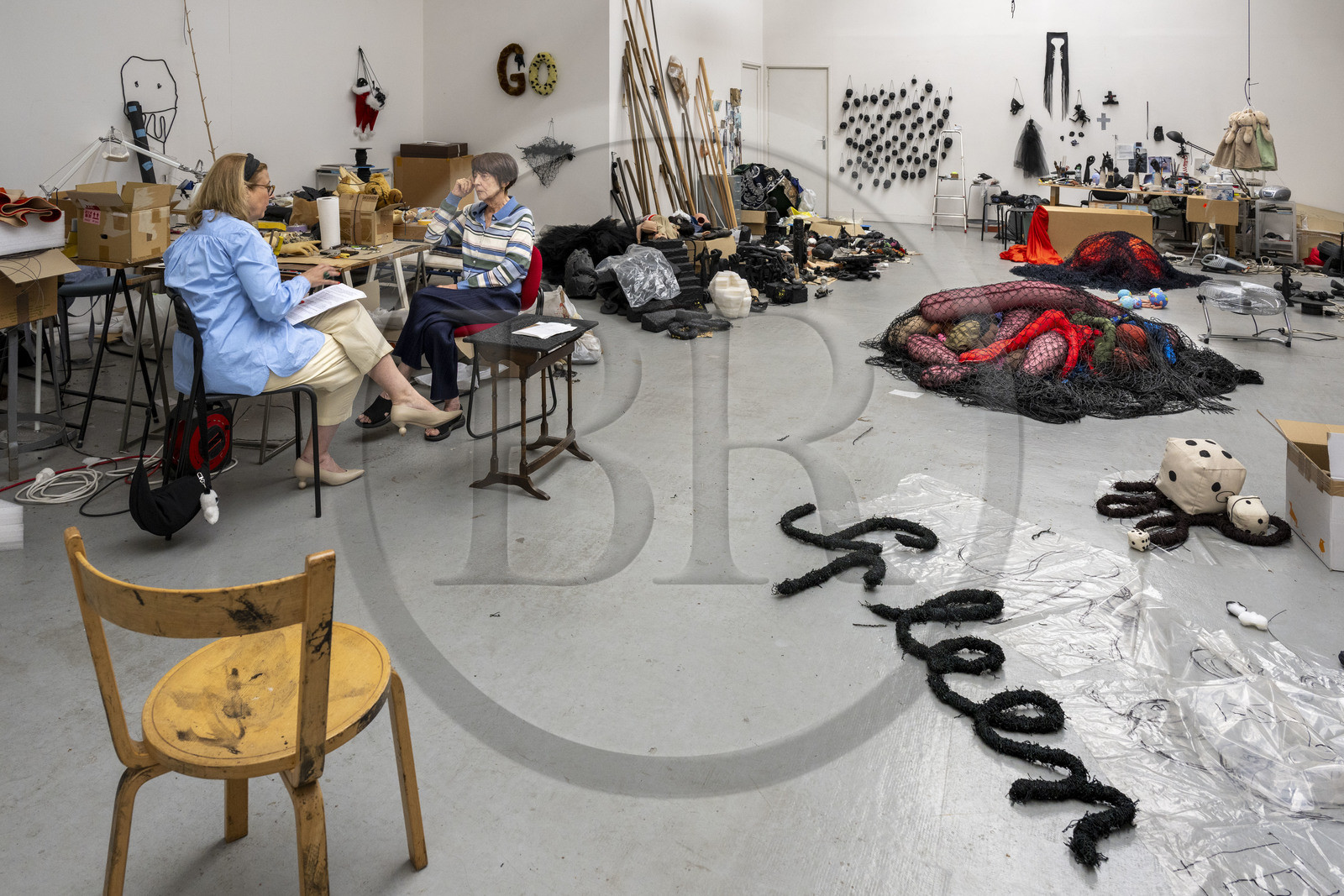 France, Hauts-de-Seine (92), Malakoff, l'artiste Annette Messager dans son atelier, visite d'atelier avec la docteur en Histoire de l'Art et journaliste Caroline Benzaria