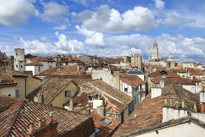 France, Dordogne (24), Périgord Blanc, Périgueux, vue depuis la tour Mataguerre sur les toits de la vieille ville et Cathédrale Saint-Front, étape sur le chemin de Saint-Jacques-de-Compostelle site classé Patrimoine Mondial de l'UNESCO