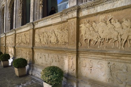 France, Seine-Maritime (76), Rouen, place de la Pucelle, Hôtel de Bourgtheroulde a été bati dans la première moitié du XVIe siècle par Guillaume Le Roux, fresque en bas-relief de la Galerie d'Aumale représentant l'entrevue du camp du Drap d'Or entre François Ier et le roi d'Angleterre Henri VIII, détail