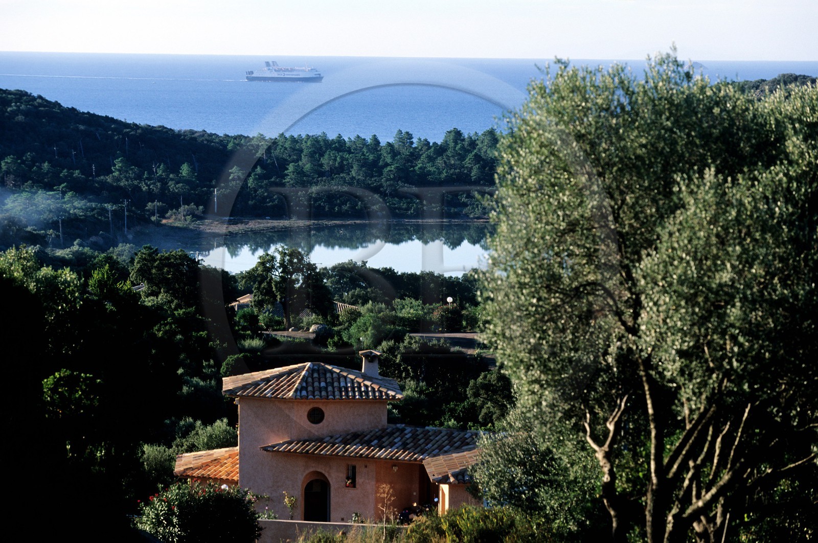France, Corse-du-Sud (2A), la baie de Saint-Cyprien au nord de Porto Vecchio, belle propriété dominant la mer