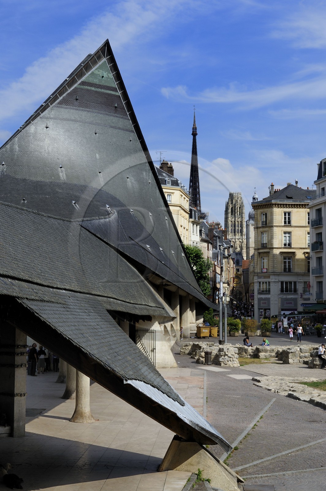 France, Seine-Maritime (76), Rouen, l'église Sainte-Jeanne-d'Arc a été élevée sur le lieu même du martyre, la forme du bâtiment représente un bateau retourné Viking et la forme de poisson
