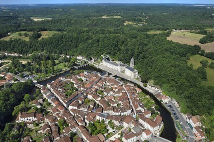 France, Dordogne (24), Brantôme, l'abbaye bénédictine Saint-Pierre en bordure de la Dronne et le village (vue aérienne)