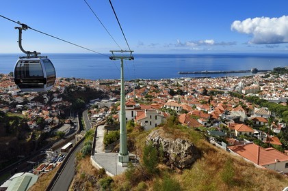 Portugal, Ile de Madère, Funchal, le télécabine qui relie le quartier historique dans la basse ville au jardin tropical dans les hauteurs