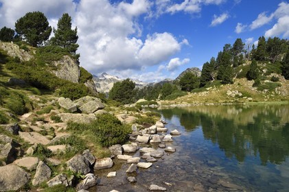 France, Hautes-Pyrénées (65), Saint-Lary-Soulan et Vielle-Aure, randonnée sur une variante du GR10 entre le col de Portet et les lacs de Bastan en bordure de la réserve naturelle de Néouvielle, lac de Bastan inférieur