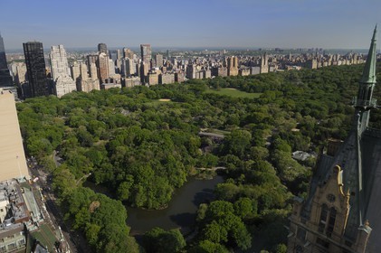 Etats-Unis, New York, Manhattan, Central Park vu depuis l'angle sud-est et le Sherry-Netherland Building au premier plan