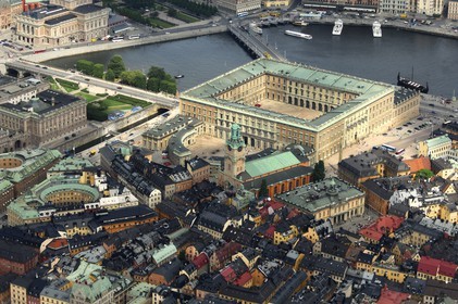 Suède, Stockholm, ile de Gamla Stan (vieille ville) et le Palais Royal (vue aérienne)
