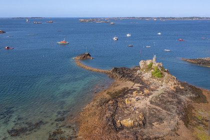 France, Côtes d'Armor (22), Ploubazlanec, le port de Loguivy-de-la-Mer et le phare de La Croix en arrière plan (vue aérienne)