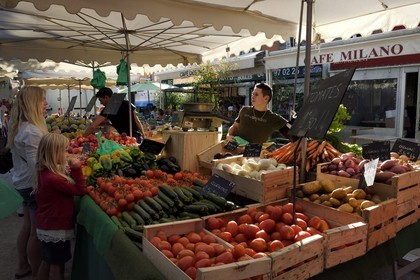 France, Var (83), Saint-Tropez, place des Lices, étal de primeur, chaque mardi et samedi matin ce marché propose des produits du terroir