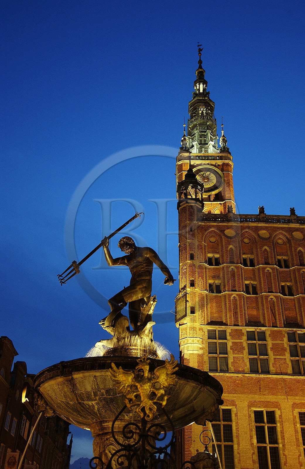 Pologne, Poméranie Orientale, Gdansk, le dieu Neptune devant l' Hôtel de ville sur la place du Long-Marché (Dlugi Targ), situé dans la “ville principale