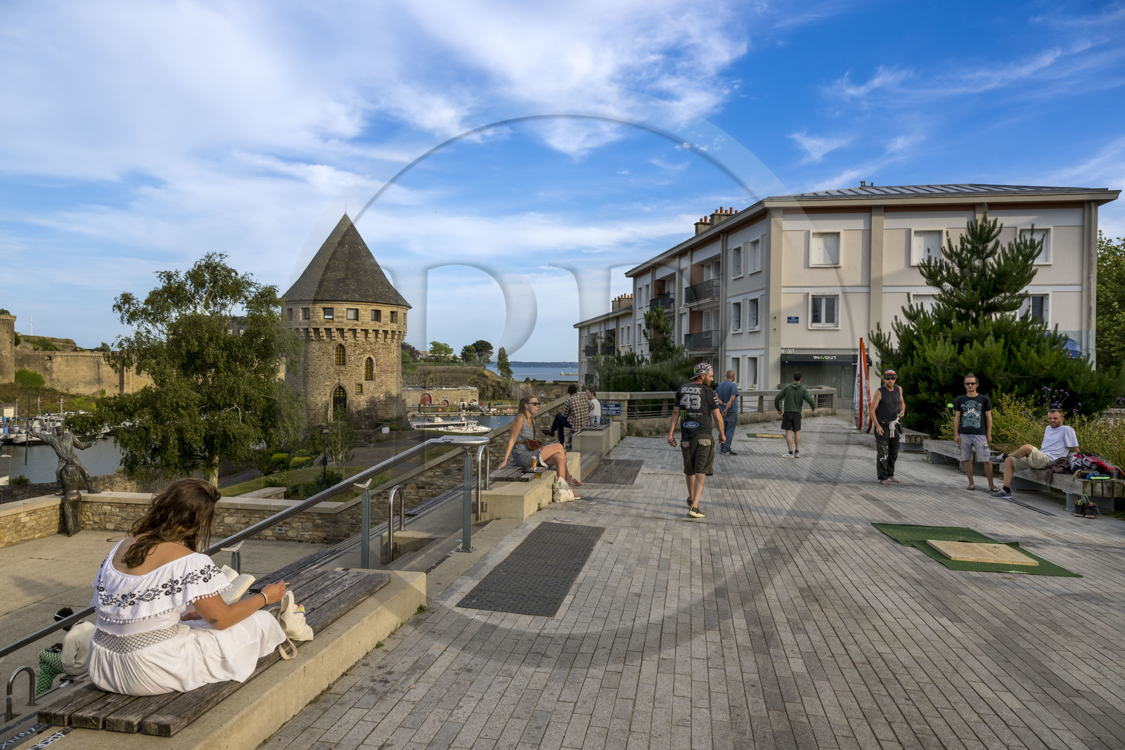 France, Finistère (29), Brest, quartier Recouvrance, les abords aménagés de la rivière Penfeld et la Tour de la Motte-Tanguy, joueur de palet breton