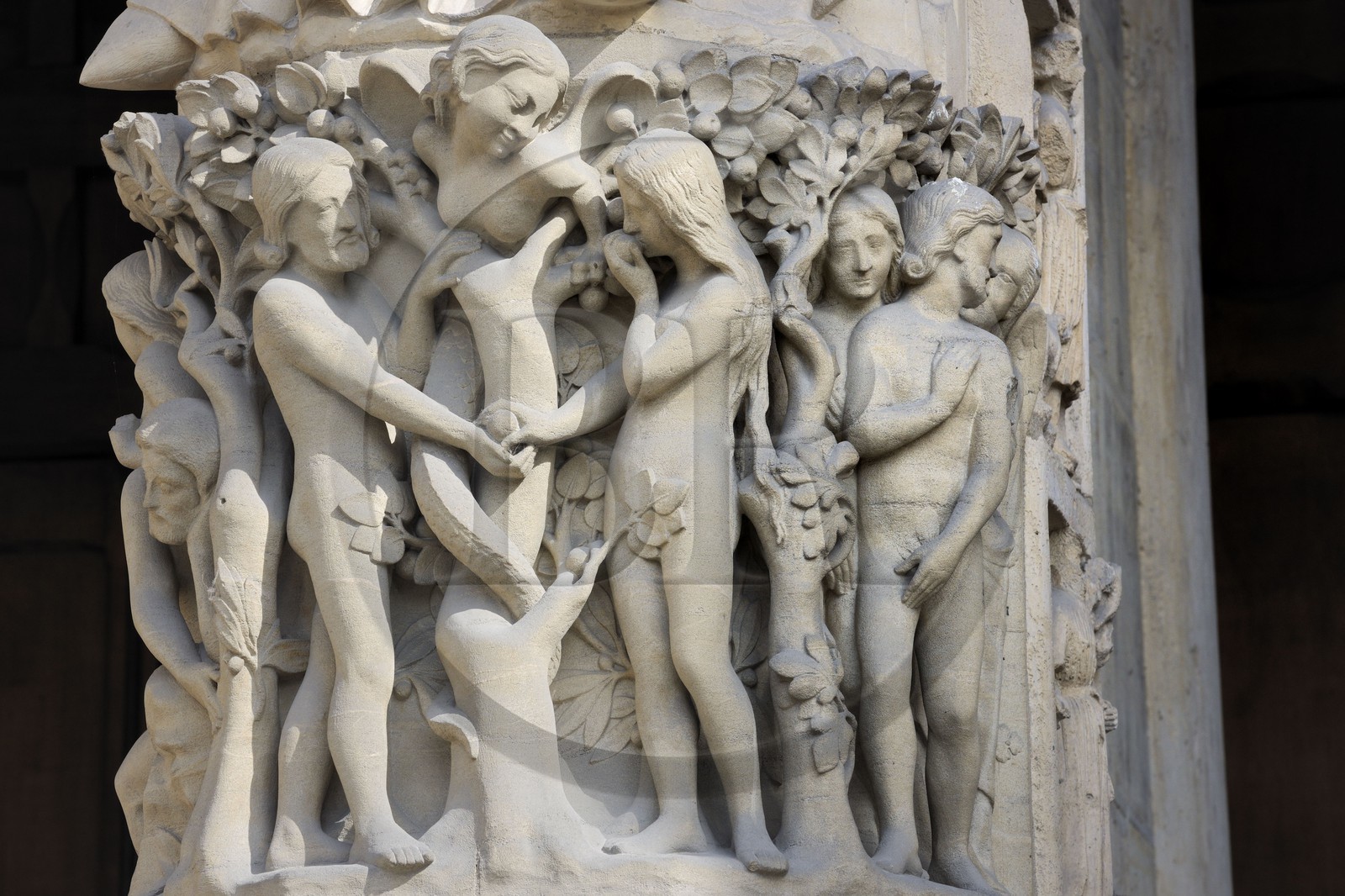 France, Paris (75), île de la Cité, la cathédrale Notre-Dame, portail de la Vierge, la Genèse avec Adam et Eve dans le jardin d'Eden