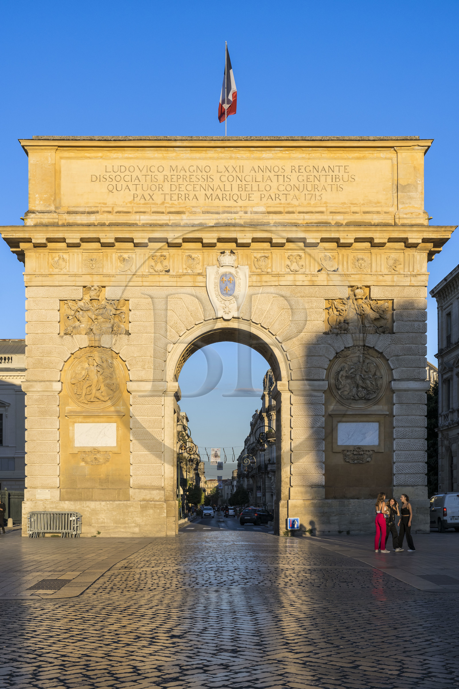 France, Hérault (34), Montpellier, centre historique appelé l’Ecusson, l'Arc de Triomphe (XVIIème siecle) et la rue Foch