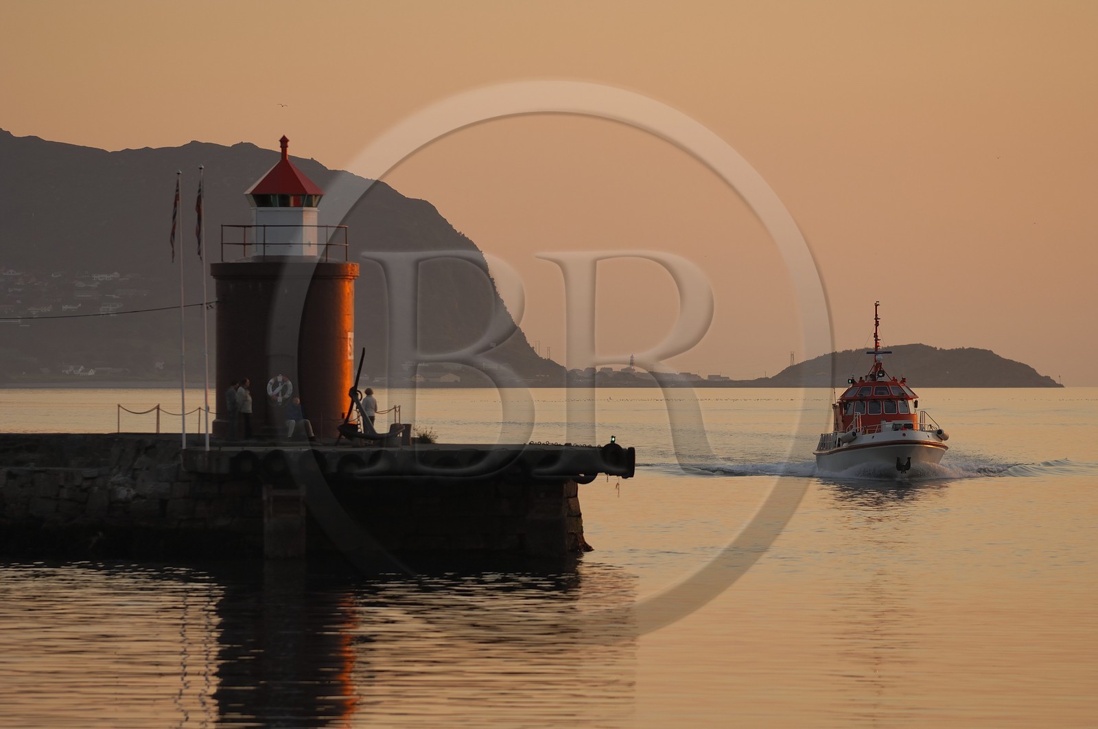 Norway, More Og Romsdal, lighthouse of the harbour of Alesund at the midnight sun