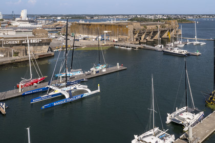 France, Morbihan (56), Lorient, le port de Lorient La Base dans l'ancienne base de sous-marins construite par les Allemands, il est conçu et équipé de façon à accueillir les professionnels du nautisme, les événements nautiques et les grandes unités telles que les monocoques et les multicoques de la Course au Large, voilier maxi-trimaran-hydroptère Maxi Banque populaire XI du navigateur Armel Le Cléac'h (vue aérienne)