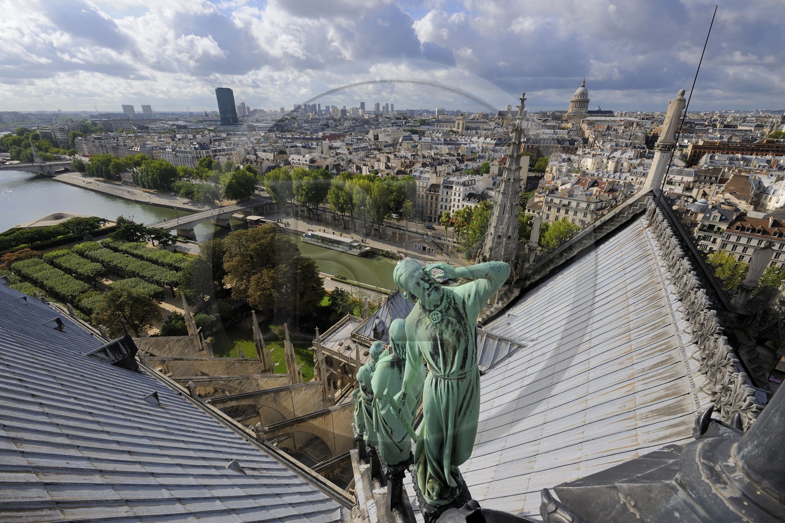 France, Paris (75), les rives de la Seine classées Patrimoine Mondial de l'UNESCO, île de la Cité, la cathédrale Notre-Dame, la flèche domine les statues de cuivre vert-de-grisé des douze apôtres avec les symboles des quatre évangélistes. Viollet-le-Duc s’est fait représenter lui-même sous les traits de saint Thomas avec son équerre