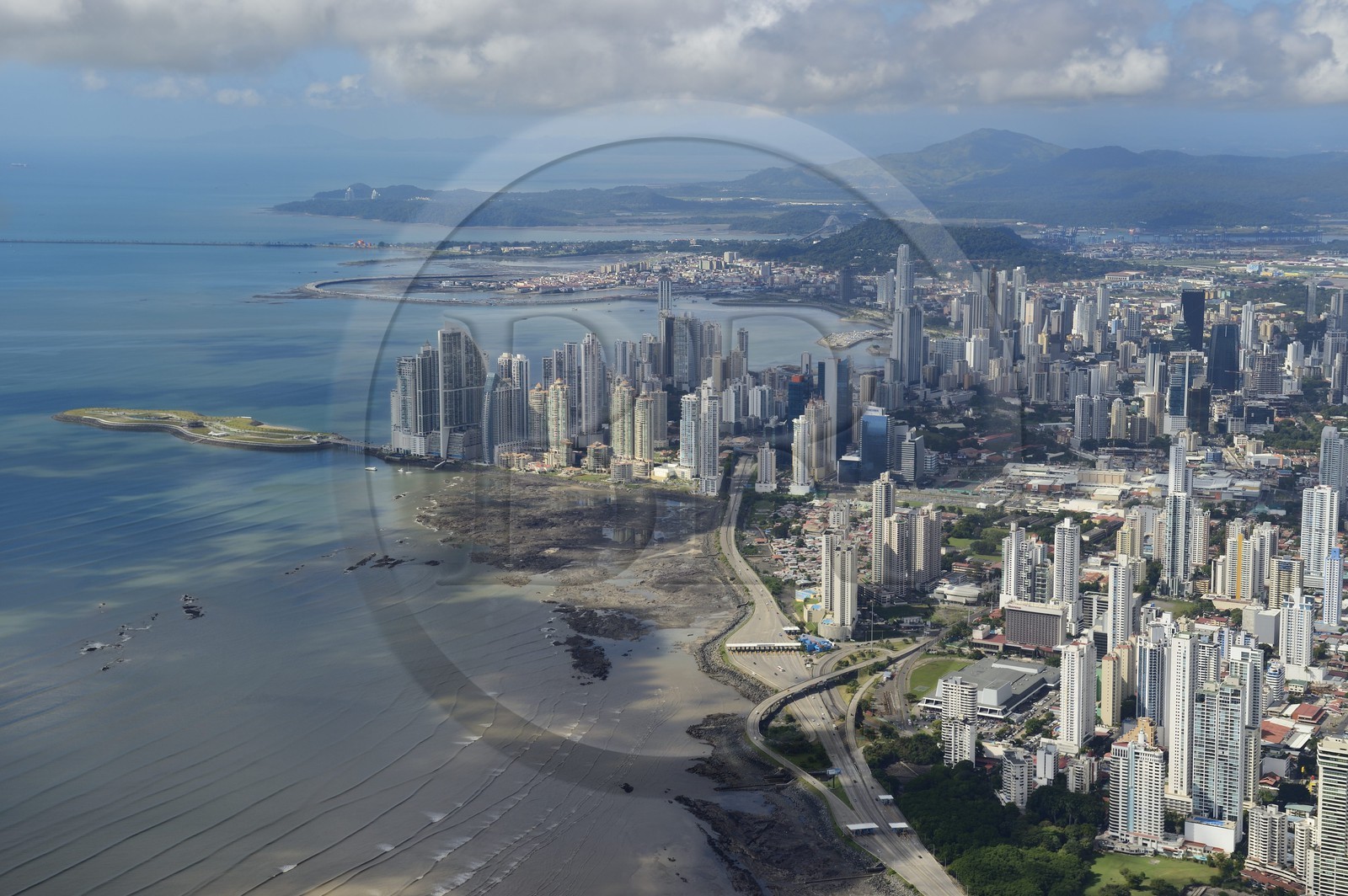 Panama, les gratte-ciels de Panama City, la vieille ville Casco Antiguo (Viejo) en arrière plan (vue aérienne)