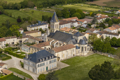 France, Vendée (85), Nieul-sur-l'Autise, Abbaye royale Saint-Vincent fondée en 1069, abrite la tombe d'Aénor de Châtelleraut mère d'Alienor d'Aquitaine (vue aérienne)