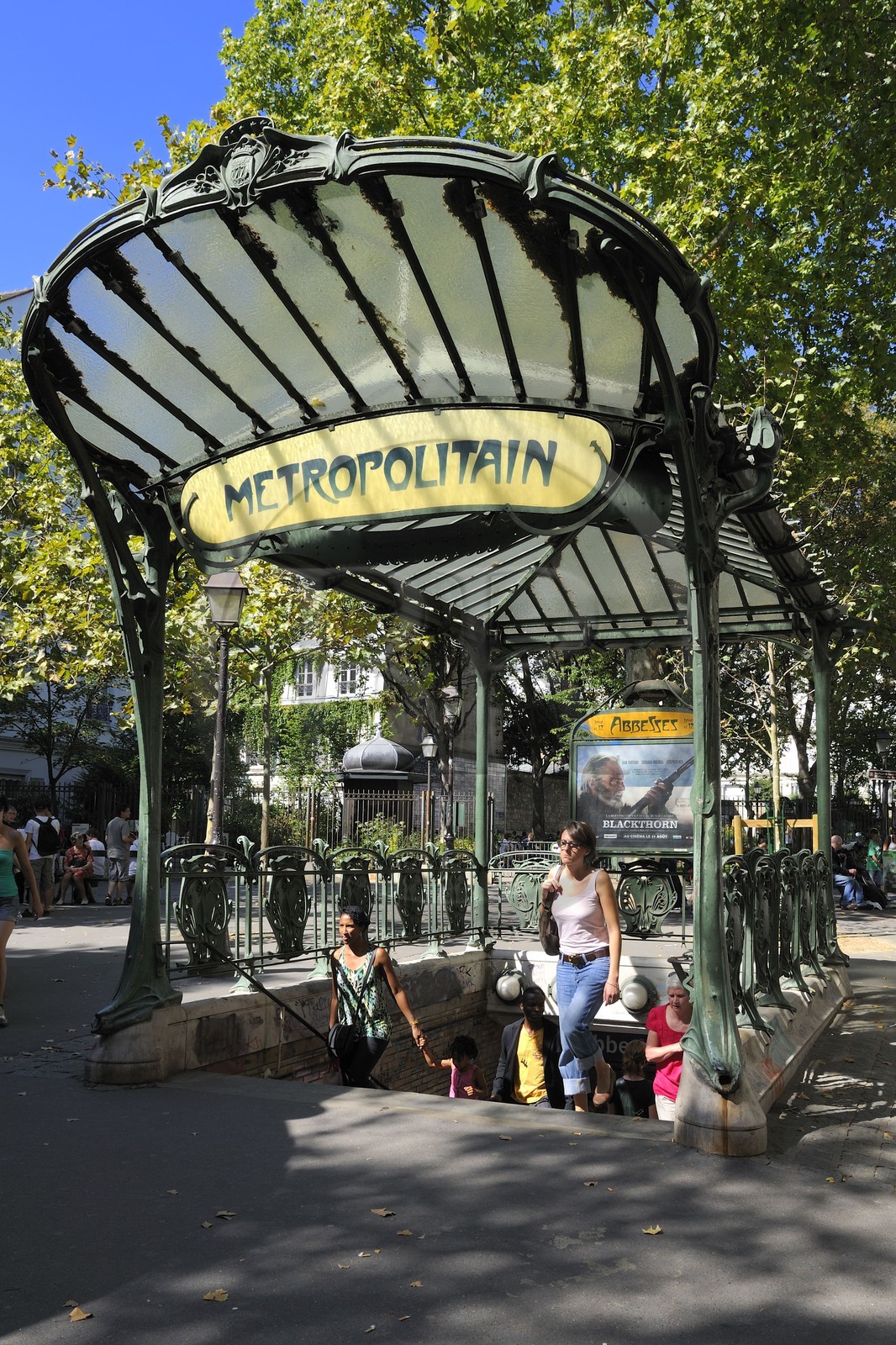 France, Paris (75), place des Abbesses, station de métro de style Art Nouveau d'Hector Guimard