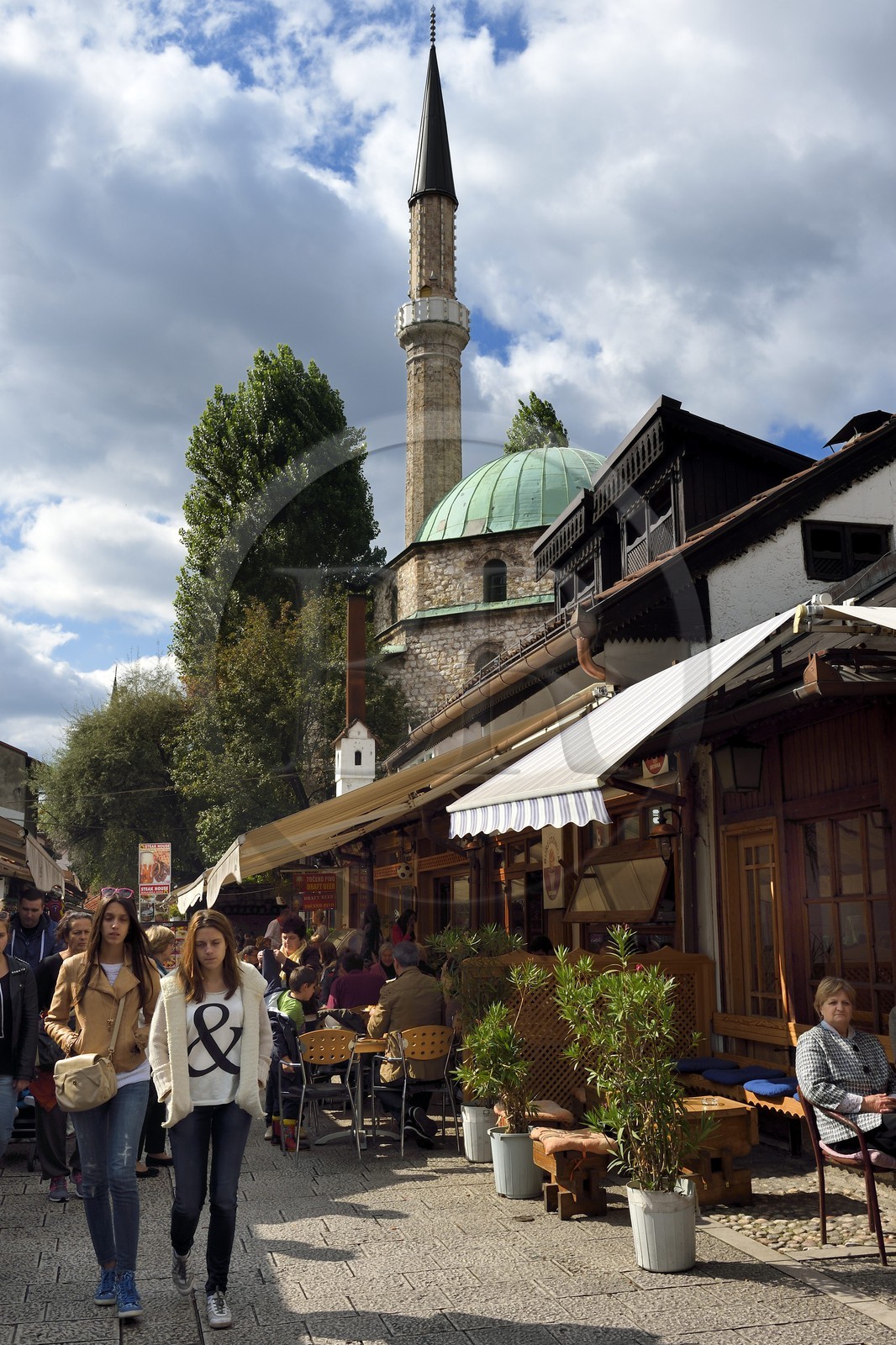 Bosnie-Herzégovine, Sarajevo, quartier de Bascarsija dans la vieille ville, la rue Bravadziluk célèbre pour ses restaurants de Burek et cevapi, la mosquée Bascarsijska (Bascarsijska dzamija) en arrière plan