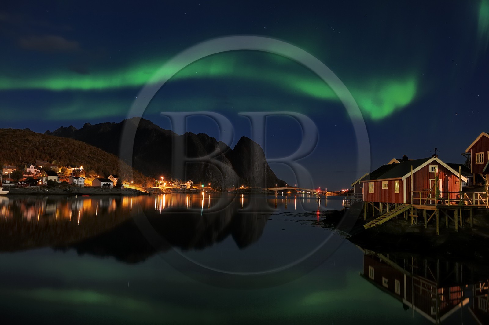 Norvège, Nordland, Iles Lofoten, ile de Moskenesoy, aurore boréale au dessus du village de pêcheurs de Reine