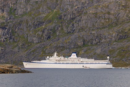 Groenland, fjord de Nanortalik, le bateau de croisière le Princess Danané au mouillage
