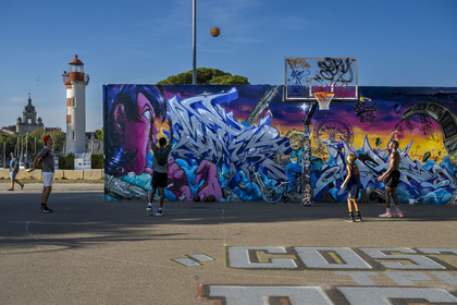 France, Charente-Maritime (17), La Rochelle, le phare du Vieux-Port la lanterne rouge dans le quartier du Gabut et street art sur le terrain de basket
