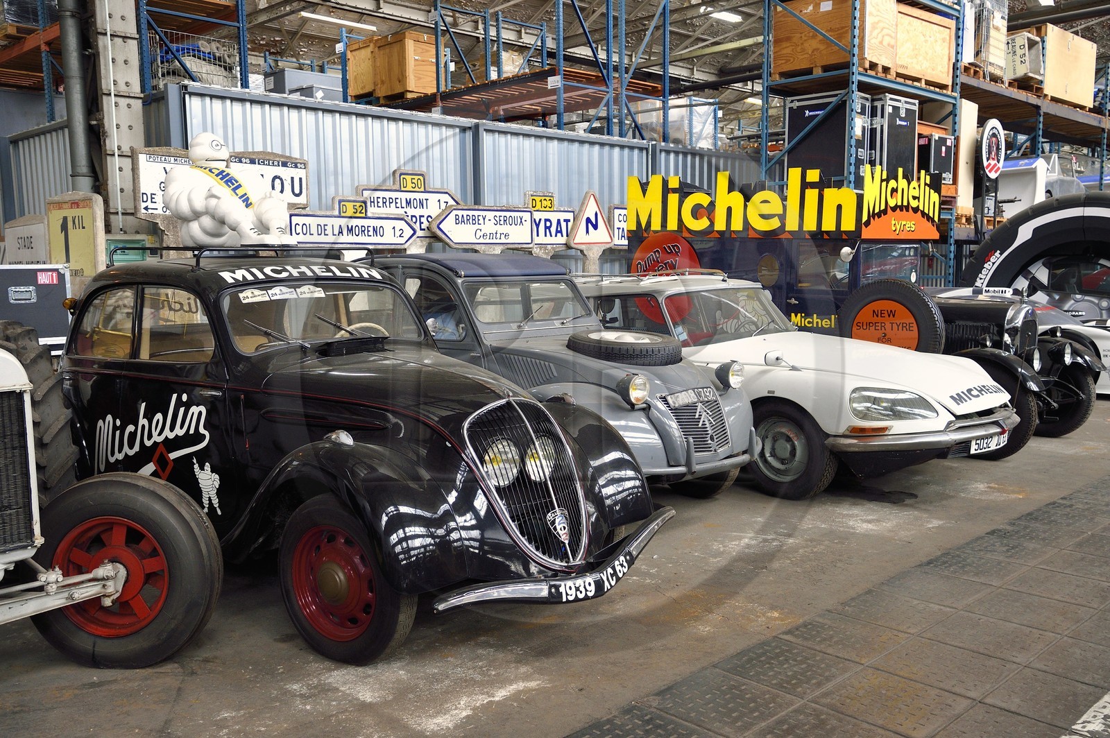 France, Puy-de-Dôme (63), Clermont-Ferrand, réserves du patrimoine historique dans l'usine Michelin de Cataroux, Bibendum, panneaux routier et voitures de collection et publicitaires