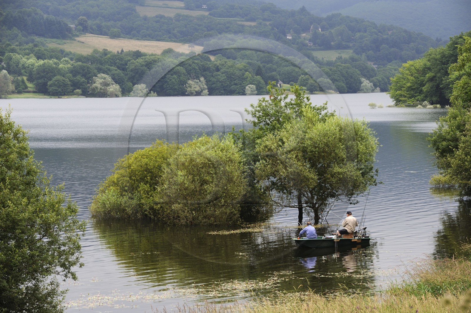France, Nièvre (58), pêcheurs à la ligne au bord du lac des Settons
