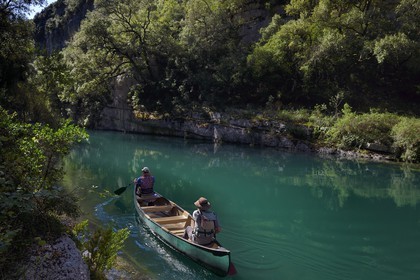 Var (83) rive gauche et Alpes-de-Haute-Provence (04) rive droite, Parc Naturel Régional du Verdon, Basses Gorges du Verdon en aval du lac de Sainte Croix, découverte en canoe des gorges de Baudinard